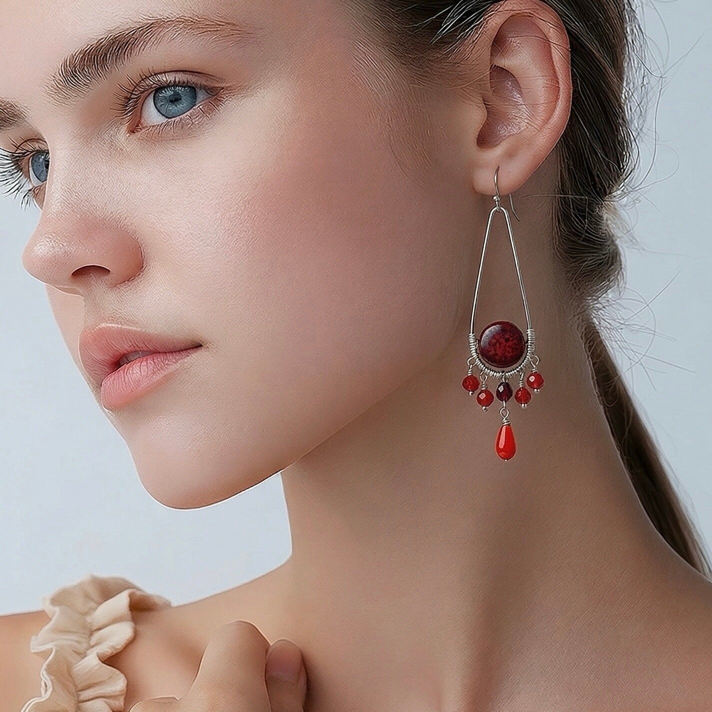 Håndlavet unika – Hoop & Drop – Rødild | Lange vævede øreringe i Sølv 925