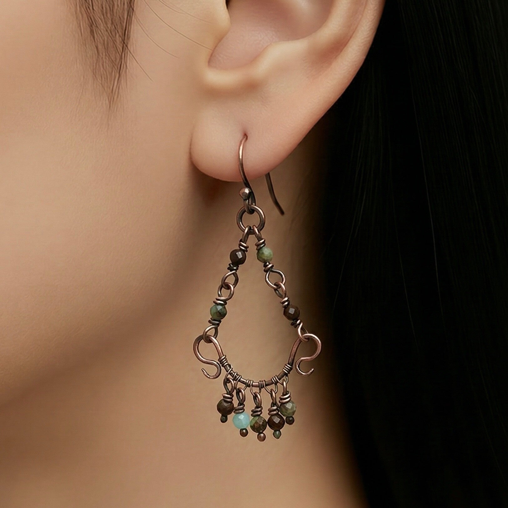 Unik Håndlavede Øreringe i Oxideret Kobber og Chrysopras | Nordica - Eir