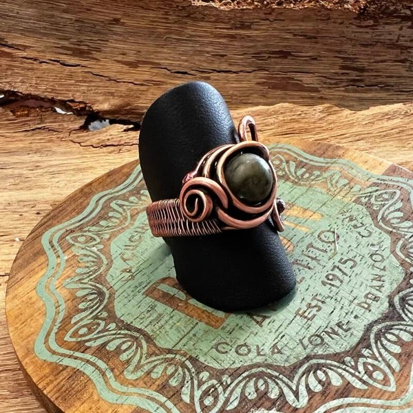 Unik håndlavet ring | Earthweave – Saga Mosdug | Jade & kobber