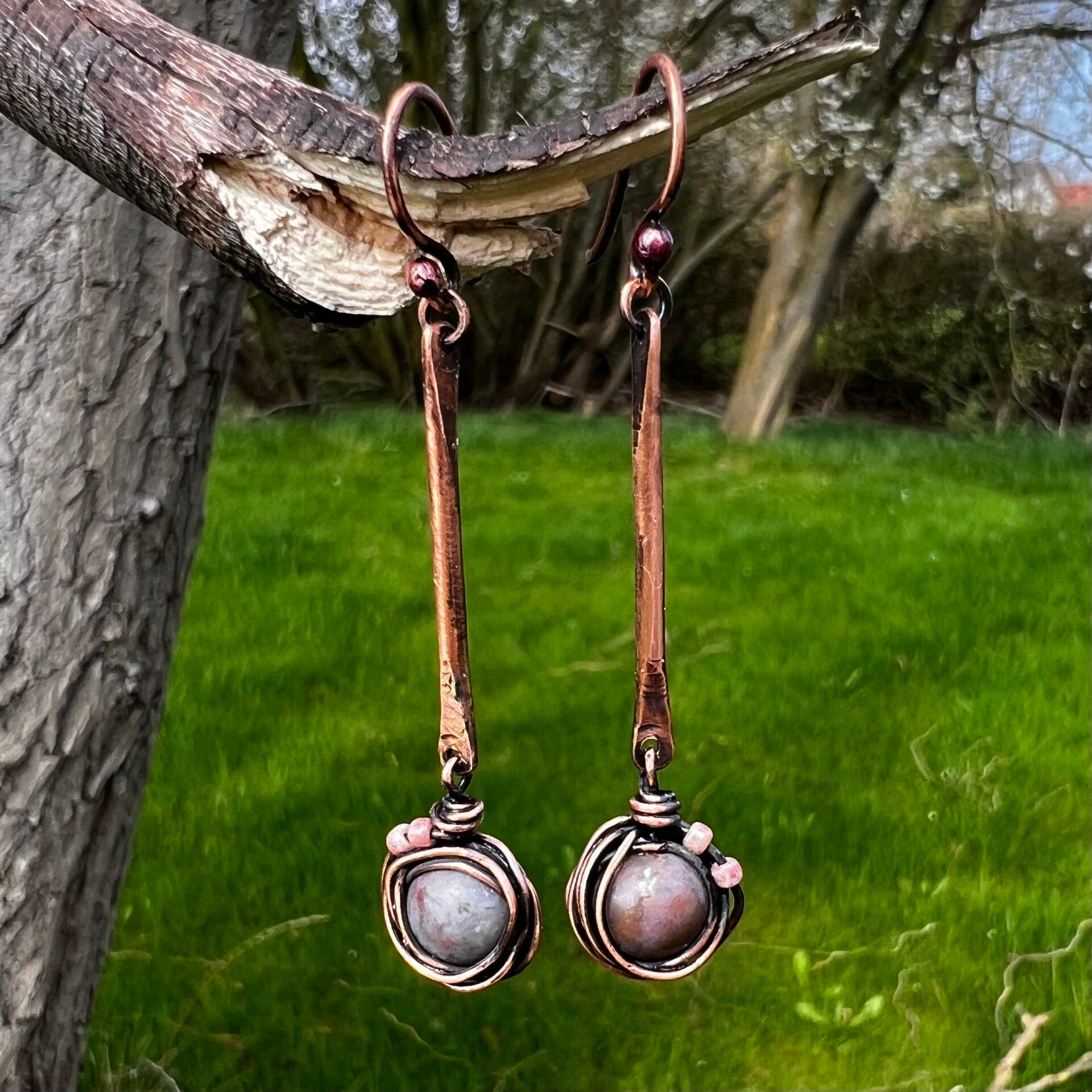 Unik håndlavet øreringe | Copper Roots – Embla | Kobber & Jasper