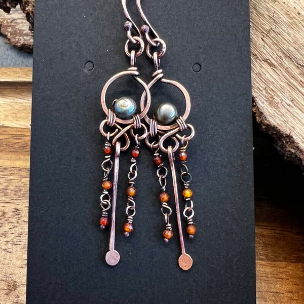 Unik håndlavede øreringe | Chandelier – Idun | Ferskvandsperle & Granat