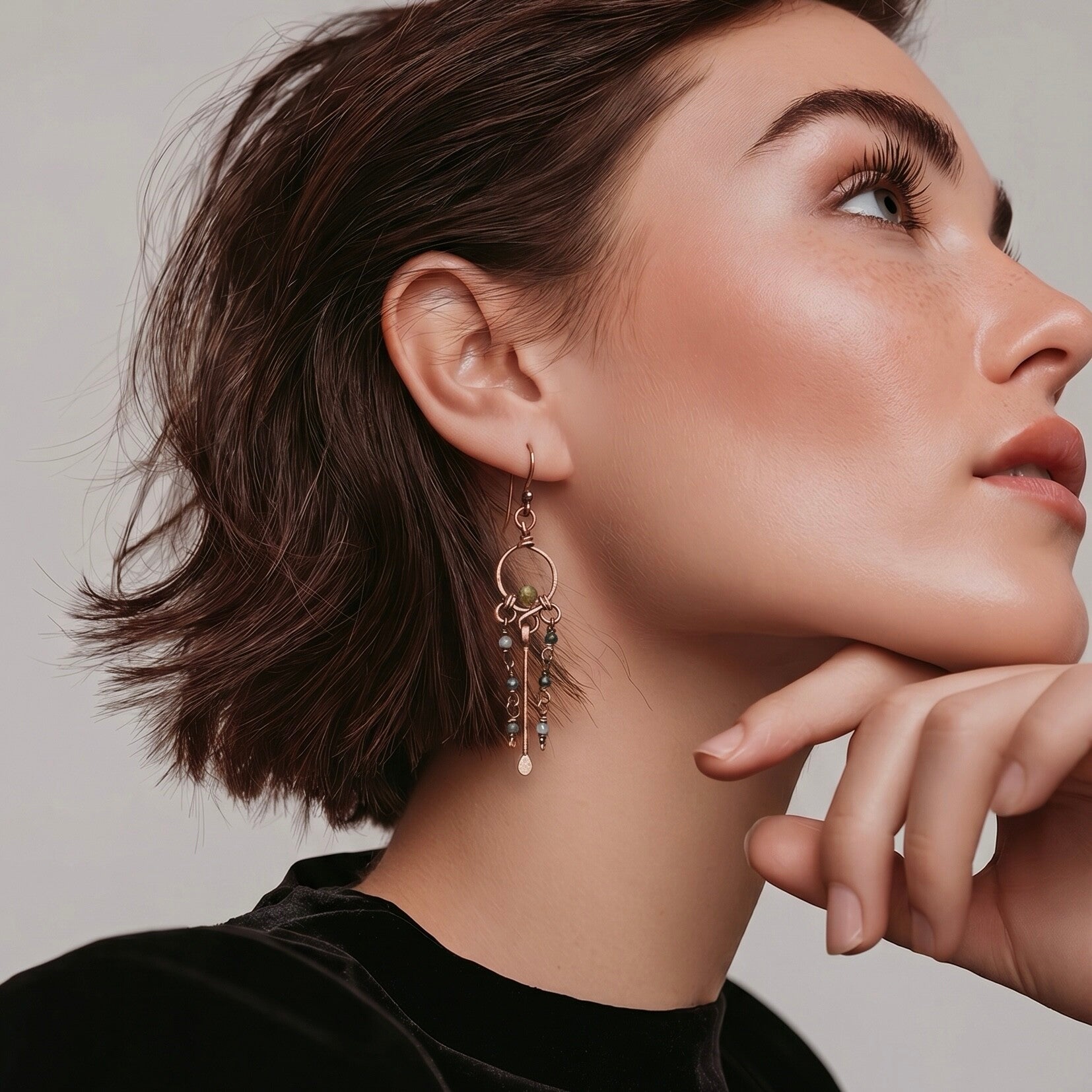 Unik håndlavede øreringe | Chandelier – Runa | Grøn Granat & Blå Turmalin