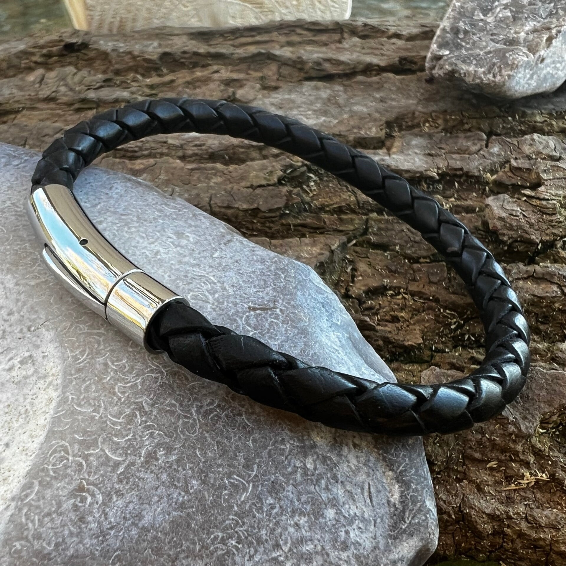 Sort rundflettet | Ironroot – Fenris | læderarmbånd med stållås