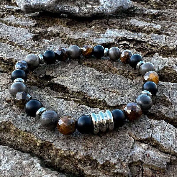 Nordic Path – Ymer | Elastikarmbånd med Facetslebet Tigerøje & Fossilt træ