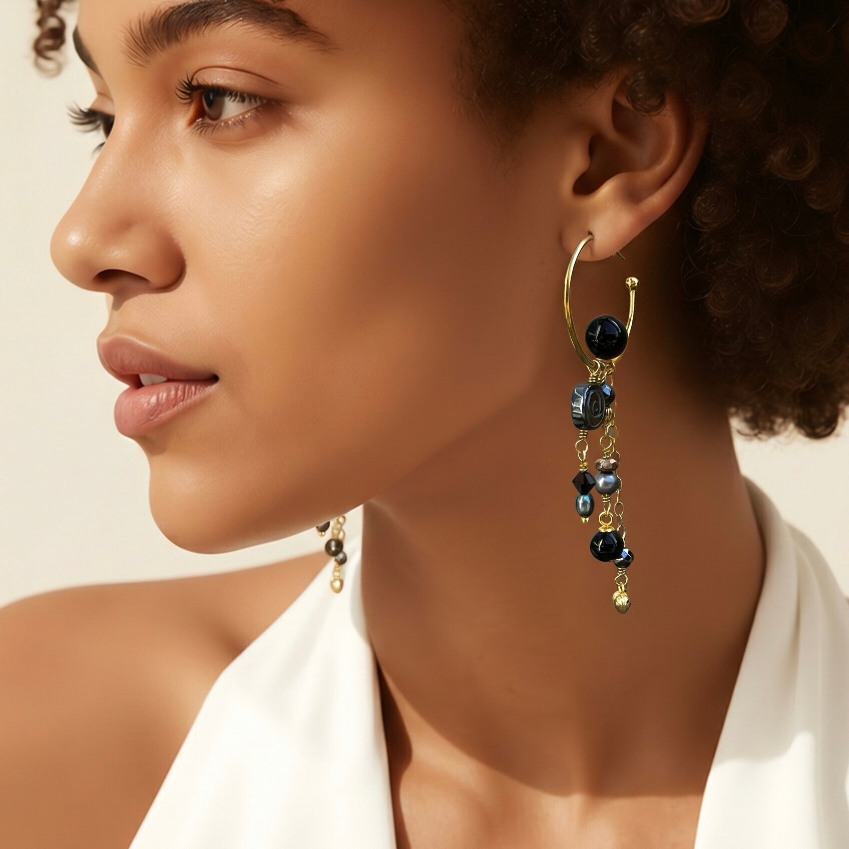 Unik håndlavet øreringe | Nordic Colour – Elegant Gold | Onyx & hjerte