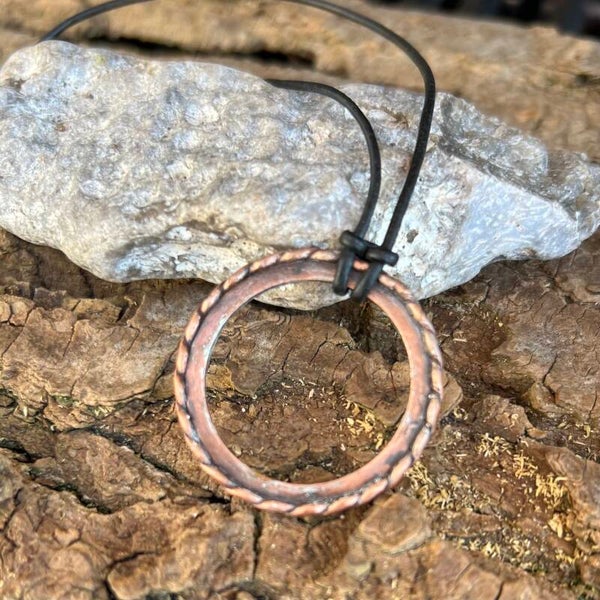 Unik håndlavet halskæde | Ironroot - Twisted Circle | Kobber