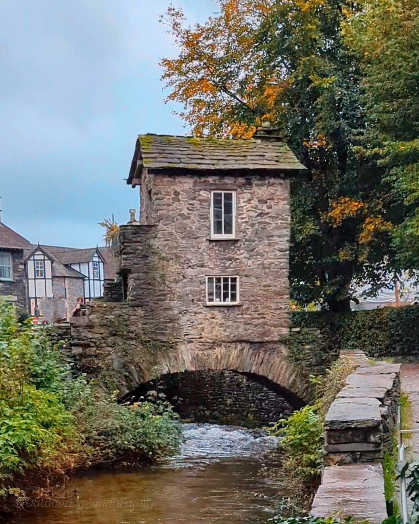 bridge-house-ambleside-autumn-