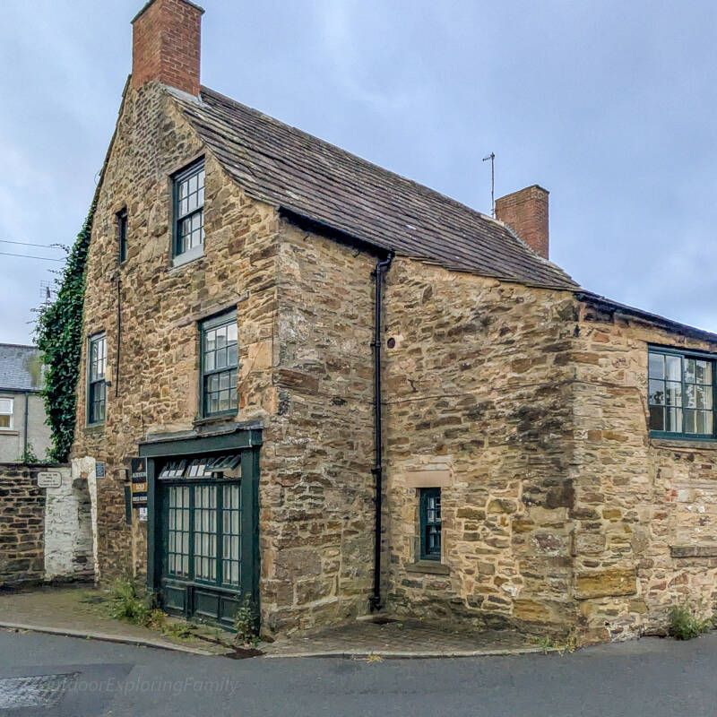 hole-in-the-wall-front-and-passage-barnard-castle.jpg