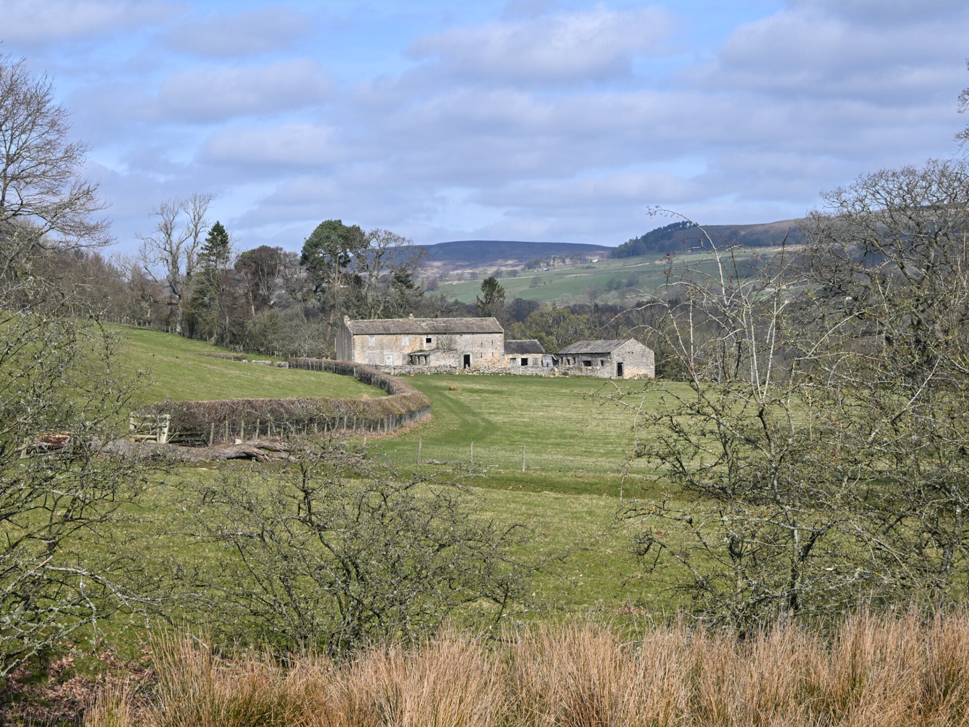 Romaldkirk circular walk in Teesdale showing countryside views, stone farm buildings and rolling hills
