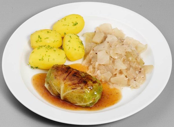 93060 Hausgemachte Wirsingroulade vom  Schwein und Rind in Bratensoße dazu bayrisches Weißkohl-Gemüse und Petersilienkartoffeln