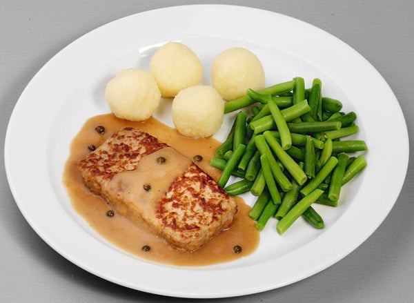 93099 Schweinehacksteak in pikanter Bratensoße mit grünem Pfeffer, dazu grüne Bohnen  „naturell“ und Kartoffelklöße