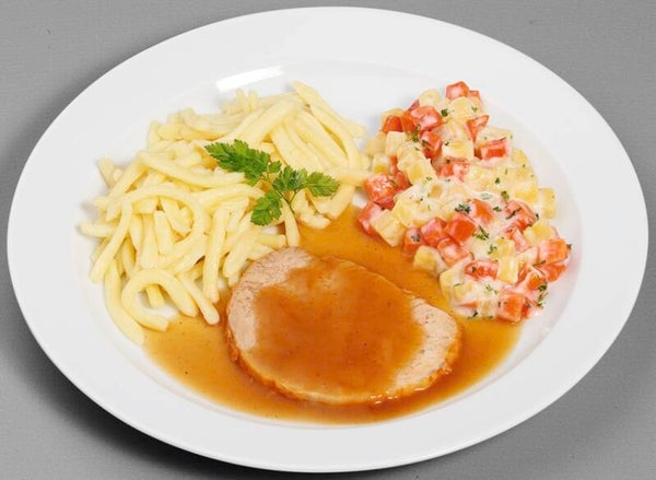 23192 Senfkrustenbraten vom Schwein in herzhafter Soße mit Rübengemüse, dazu  Spätzle