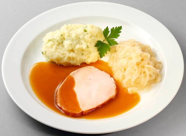 93199 Saftiges Kasseler in Bratensoße mit Sauerkraut und Stampfkartoffeln
