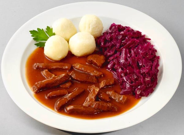 93219 Zartes Rindergeschnetzeltes mit Rotkohl und Kartoffelklößen