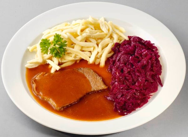 93227 Sauerbraten vom Rind in herzhafter Soße mit Rotkohl und Spätzle