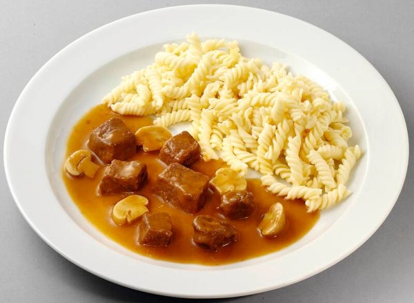 93229 Saftiges Rindergulasch in Champignonsoße mit Spiralnudeln