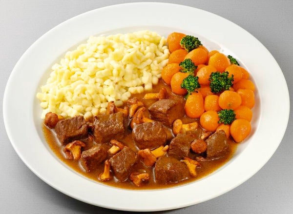 23248 Pfifferlingstopf vom Rind in Burgundersoße, dazu Pariser Karotten und Knöpflespätzle                       - Laktosefrei-