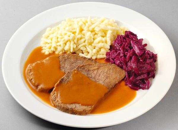 23255 Sauerbraten „Fränkischer Art“ in herzhafter Soße, dazu Rotkohl und  Knöpflespätzle