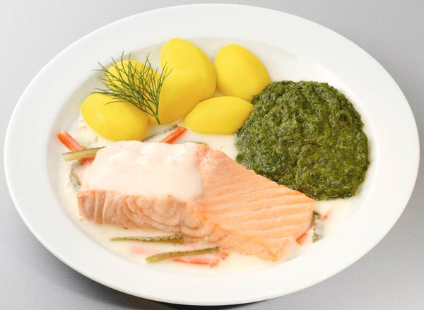 43411 Gedünstetes Lachsfilet in Gurkenrahmsoße dazu Rahmspinat und Salzkartoffeln