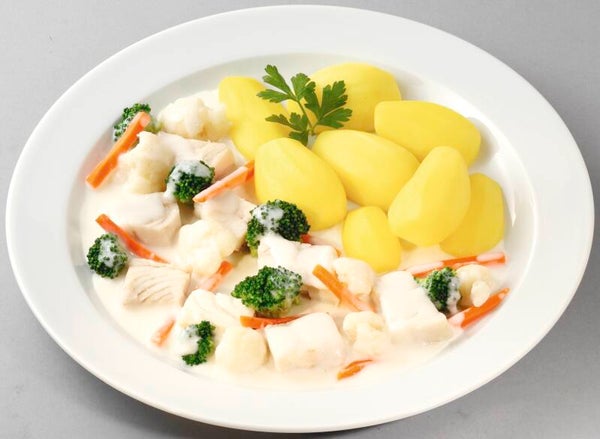 43465 Bunter Fischtopf vom Alaska-Seelachs mit Gemüseeinlage und Salzkartoffeln