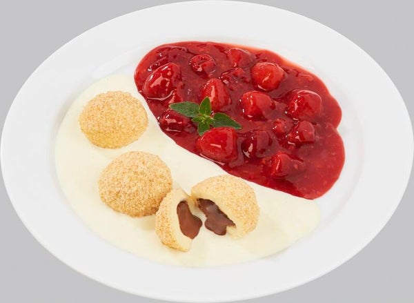 83500 Topfenknödel mit Nougatcremefüllung dazu Vanillesoße und fruchtiges Himbeer-Erdbeer-Kompott
