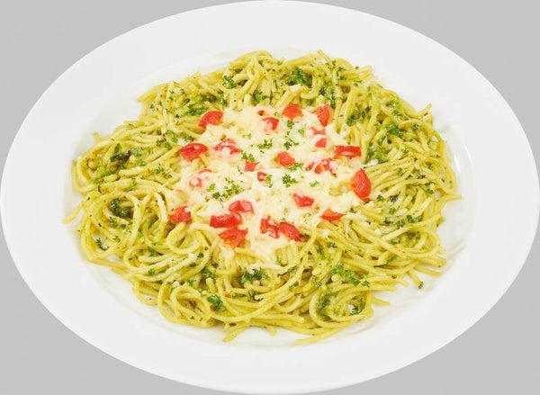 53540 Spaghetti mit grünem Pesto und einer Käse-Tomaten-Garnitur