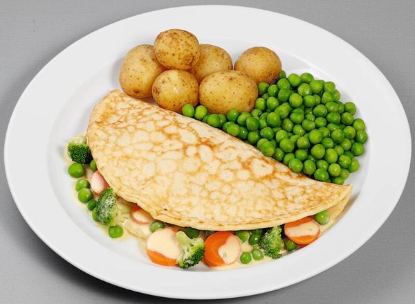 66543 Herzhafter Pfannkuchen mit Gemüsefüllung dazu Erbsen „naturell“ und kleine Kartoffeln mit Schale