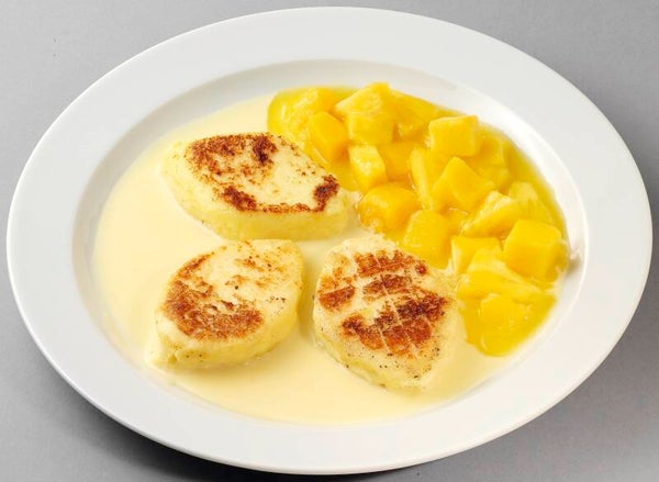 83590 Quarktaler auf Vanillesoße dazu Ananas-Mango-Kompott (mit Süßungsmitteln)