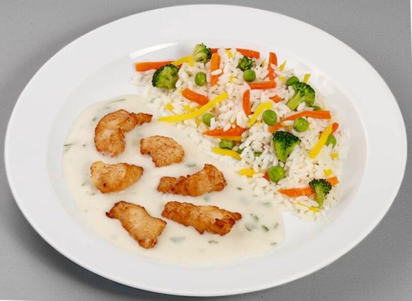 93744 Hähnchenfilets in feiner Sauerrahm-Kräutersoße, dazu  Gemüse-Reis