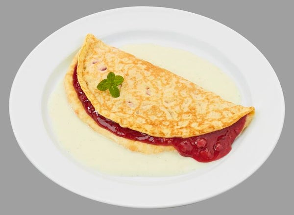 66502 Goldgelb gebackener Pfannkuchen gefüllt mit roter Grütze dazu Joghurtsoße