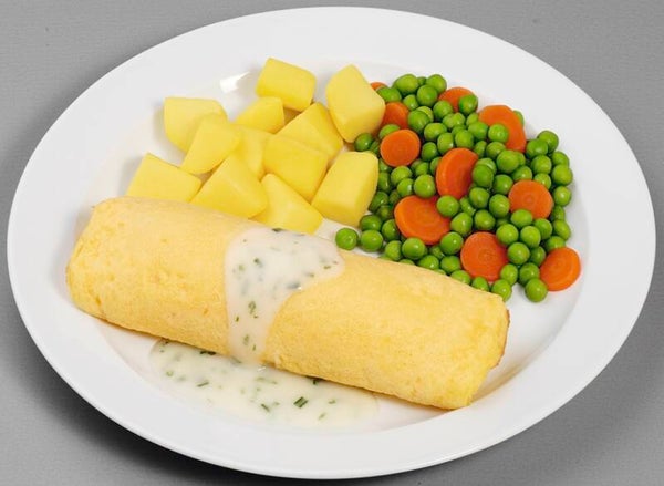 66553 Eieromelette in Sauerrahm - Kräutersoße mit Erbsen und Möhren, dazu Kartoffelwürfel