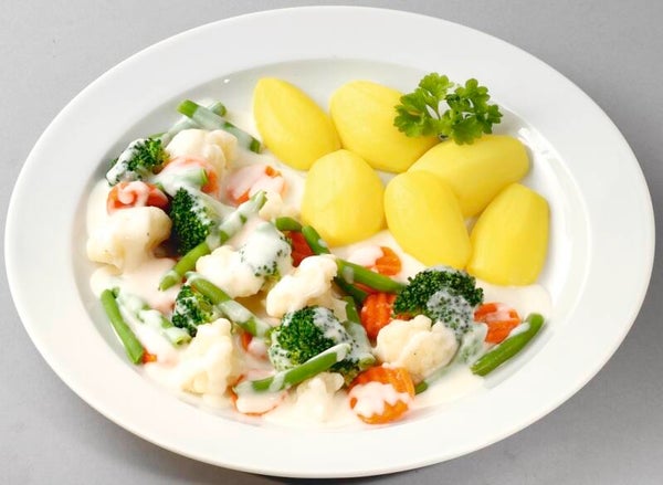 93573 Feines Gemüseragout in Sauerrahmsoße mit Salzkartoffeln