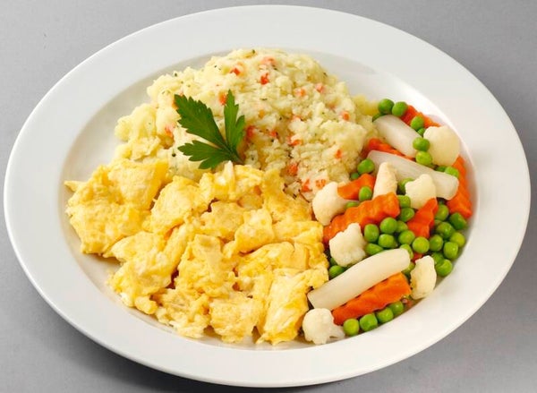 93581 Goldgelbes Rührei mit Gemüse „Leipziger Allerlei“, dazu Frühlingspüree