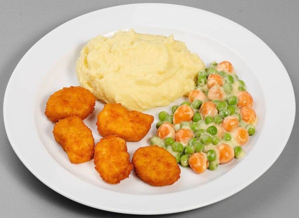 33747 Goldgelb panierte Hähnchen-Happen (aus Hähnchenbrustf eisch zusammengefügt),  dazu Erbsen und Möhren in Soße à la  Hollandaise und Kartoffelpüree