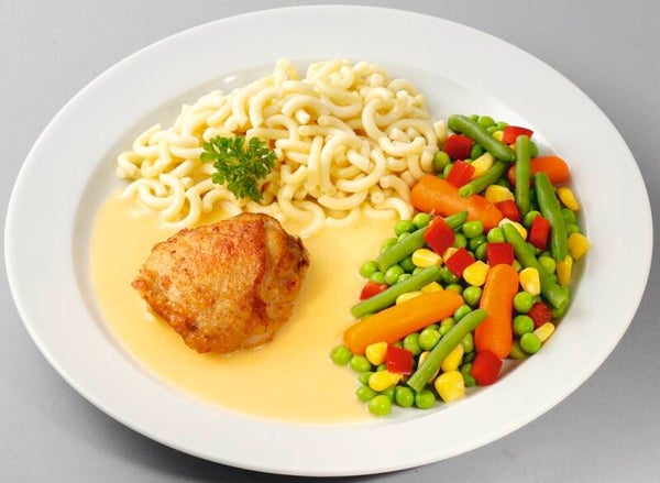 93755 Hähnchenoberkeule in feiner Soße mit buntem Gemüse „naturell“ und  Gabelspaghetti