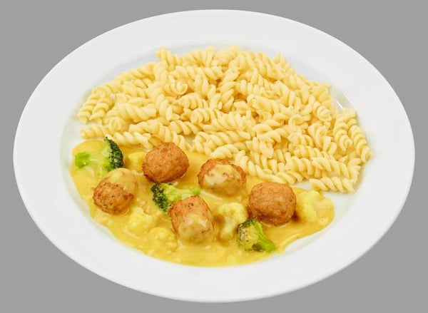 93762 Gebratene Geflügelfleischbällchen in Curry-Rahmsoße mit Gemüse, dazu  Spiralnudeln