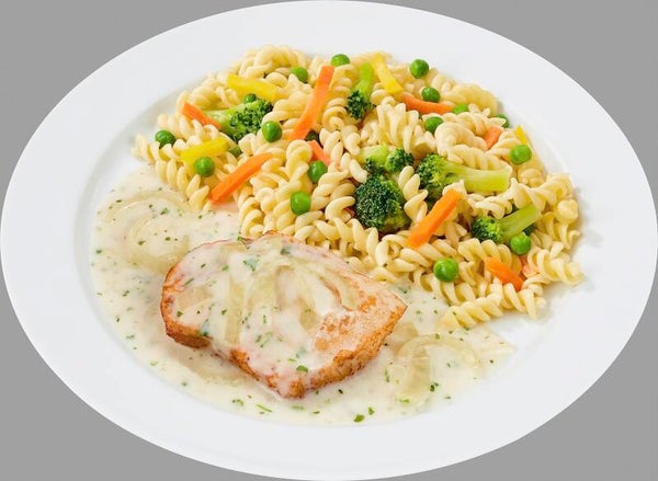 33776 Zarte Hähnchenbrust in einer cremigen  Zwiebelsoße mit Gemüse-Nudeln