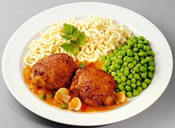 33784 Zwei gegrillte Hähnchenoberkeulen in Champignon-Paprikasoße, dazu Erbsen und Gabelspaghetti