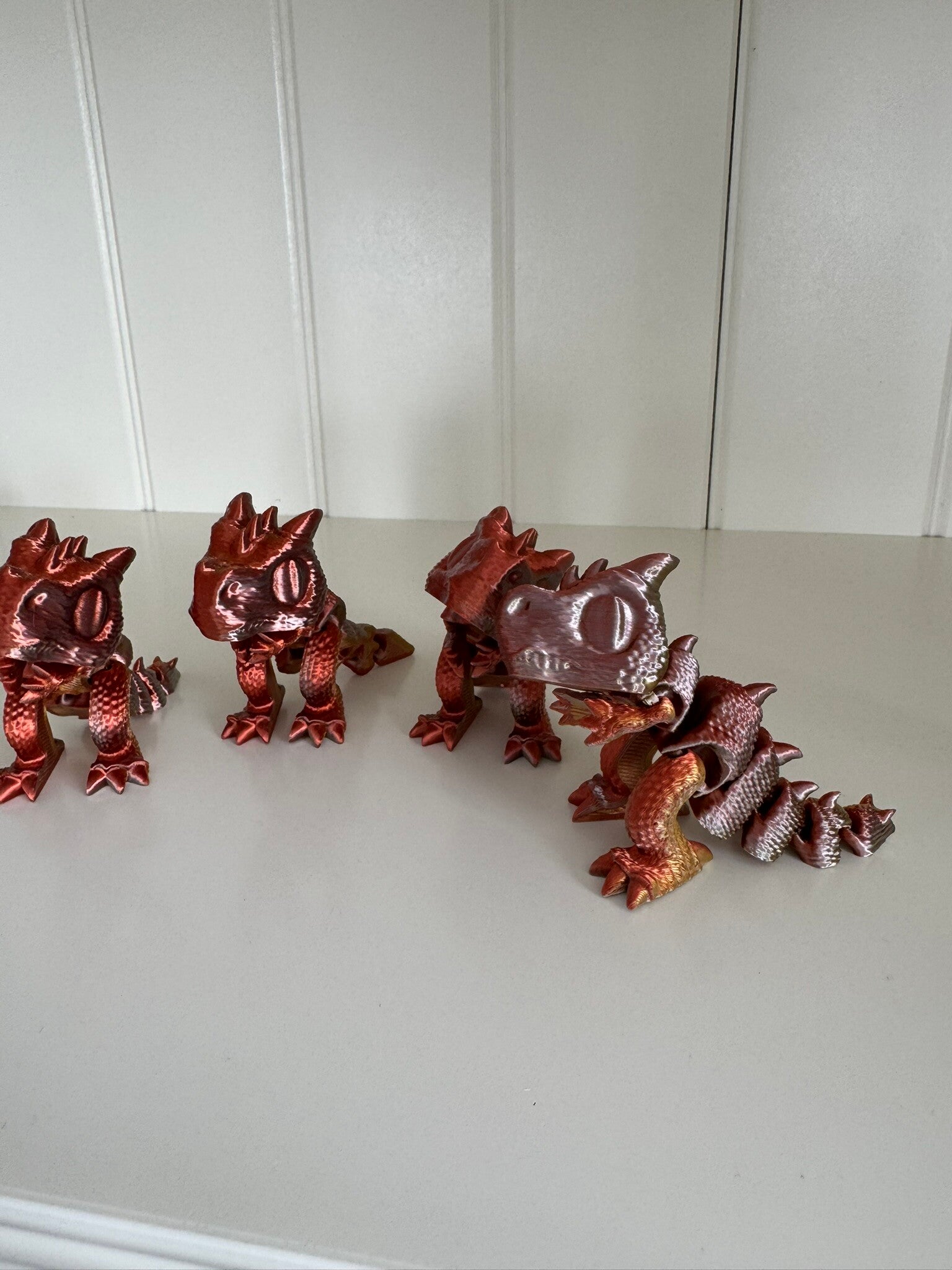 Flexi Baby Dragon Staand – Beweegbare 3D‑Print Draak