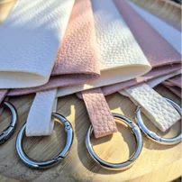 Brillenteui met naam en hanggesp, ideaal om aan je tas te hangen, want altijd binnen handbereik