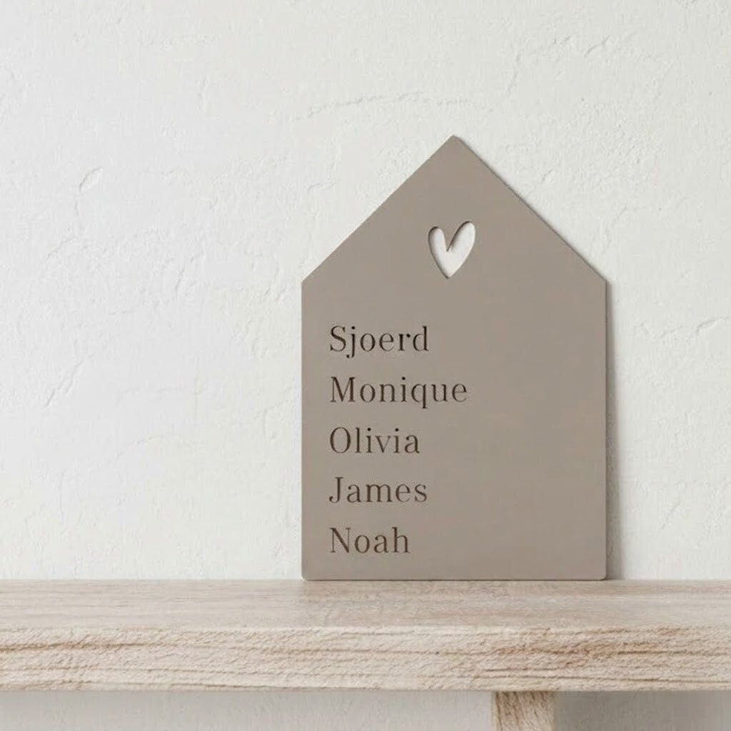 Houten huisje met namen gezin