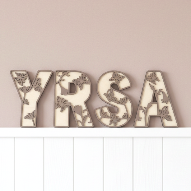 Houten letters vlinders & bloemen |  Wanddecoratie kinderkamer