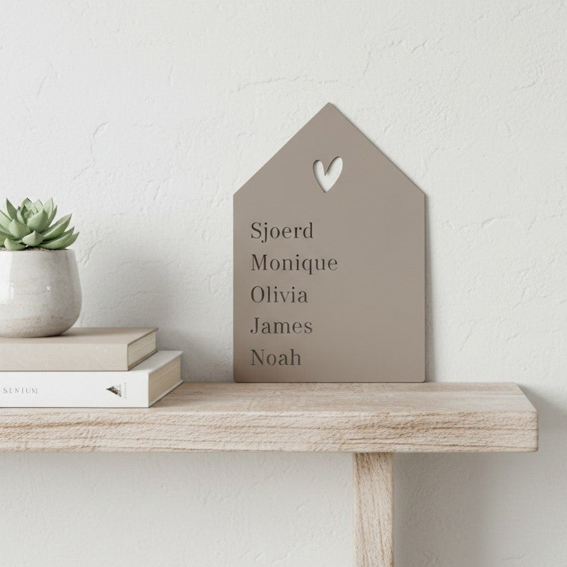 Houten huisje met namen gezin