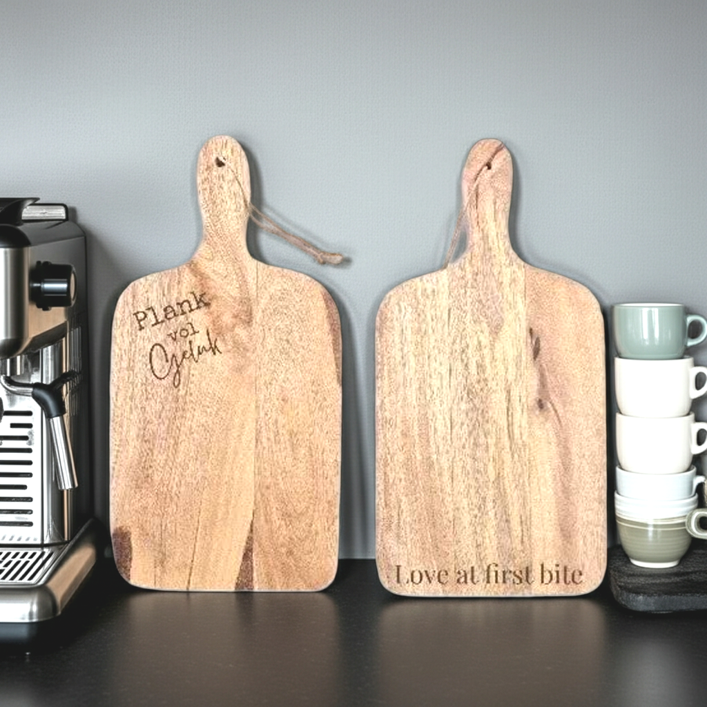 Borrelplank en serveerplank met naam, logo of lieve tekst, ideaal als gepersonaliseerd cadeau of decoratie in huis
