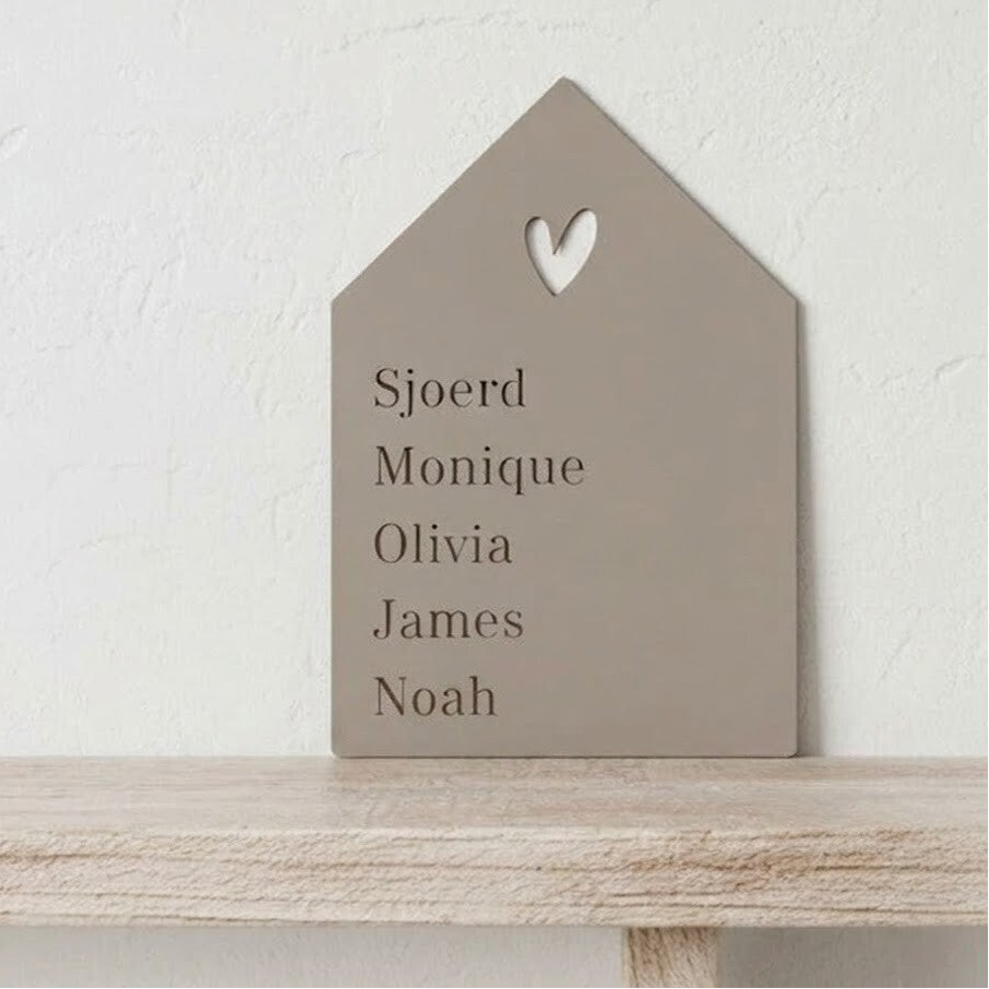 Houten huisje met namen gezin