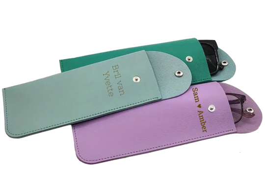 Brillenkoker met naam | Lederlook & drukknoop