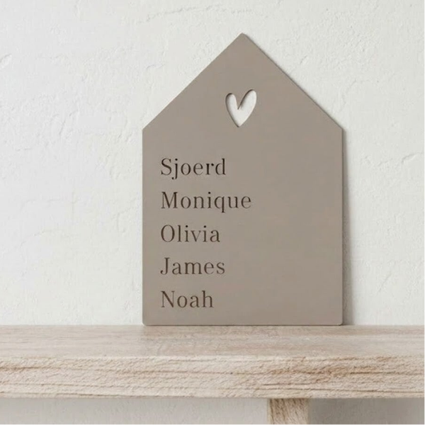 Houten huisje met namen gezin