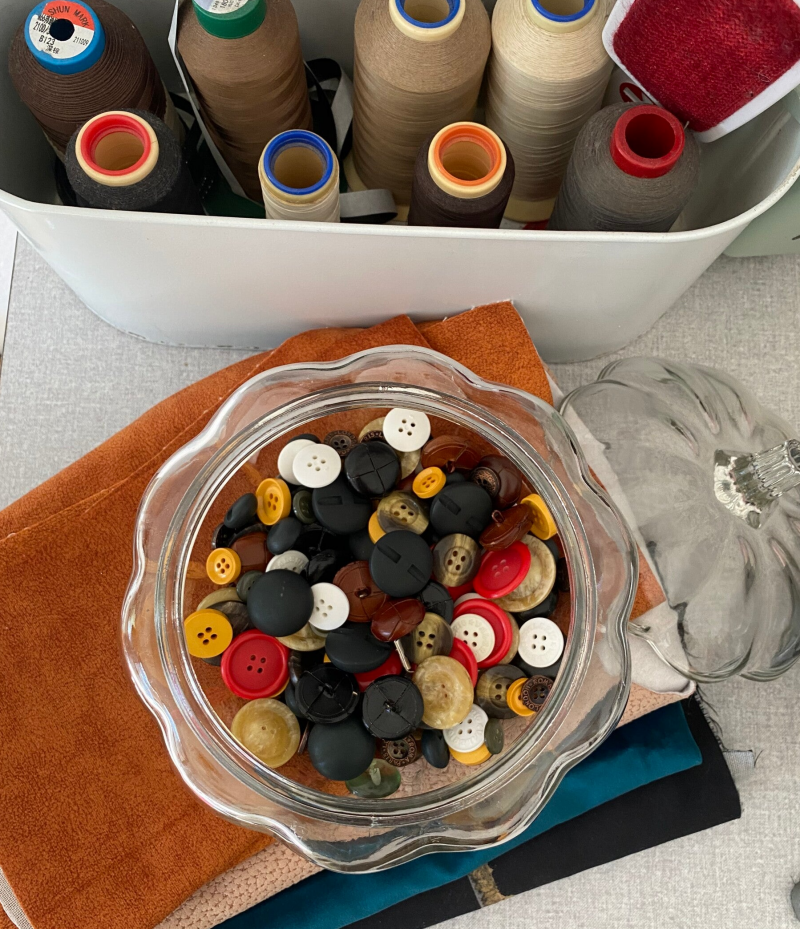 ritagli stoffa, bottoni, economia circolare