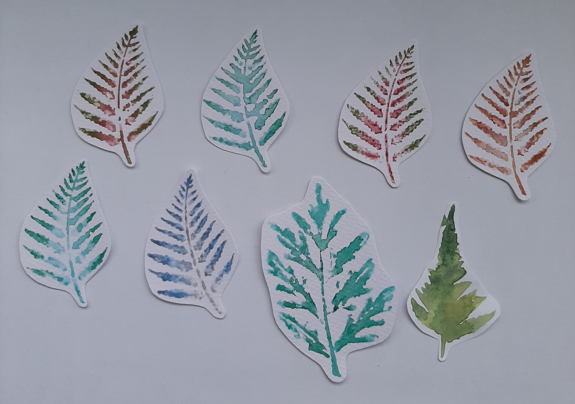 bladeren rood, groen, aqua