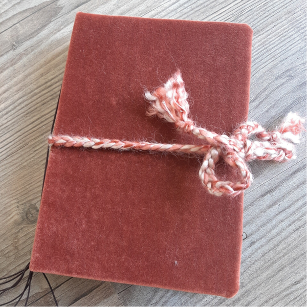 Handgemaakt artjournal roestbruin